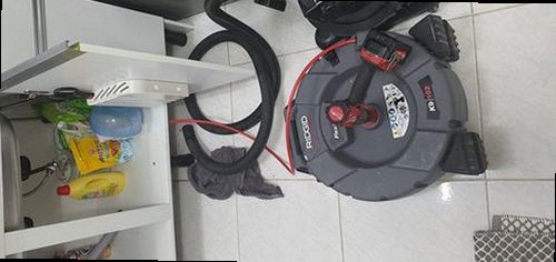 동대문구 하수구막힘 배수구 주변의 물 고임과 오염 상태를 확인하는 모습