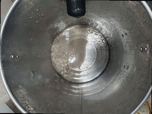 동대문구 하수구막힘 배수관 내부에 쌓인 이물질과 물 흐름을 확인하는 모습